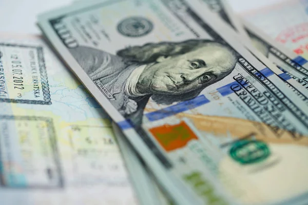 Amerikai pénz a tetején a megnyitott útlevél — Stock Fotó