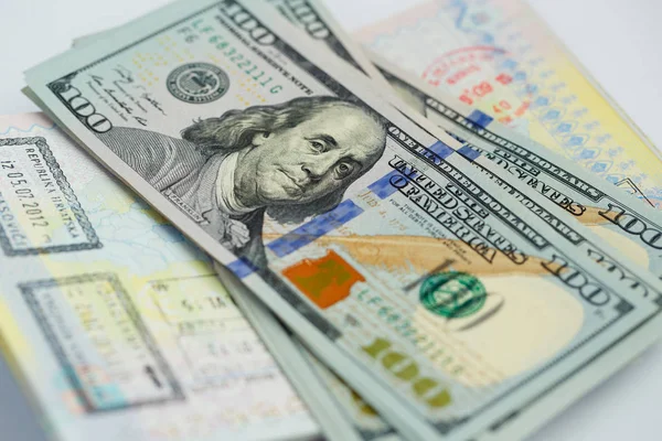 Amerikaans geld is op de bovenkant van het geopende paspoort — Stockfoto