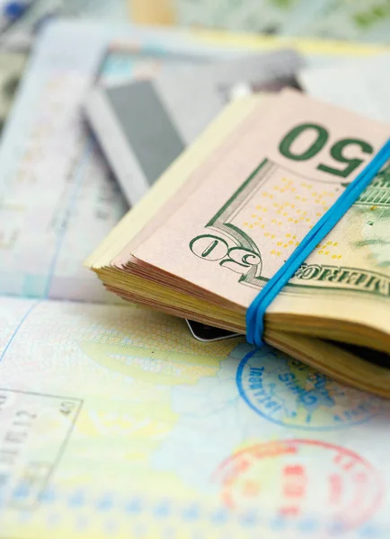 Amerikan para ve kredi kartları üst kısmında açılan pas yalan — Stok fotoğraf