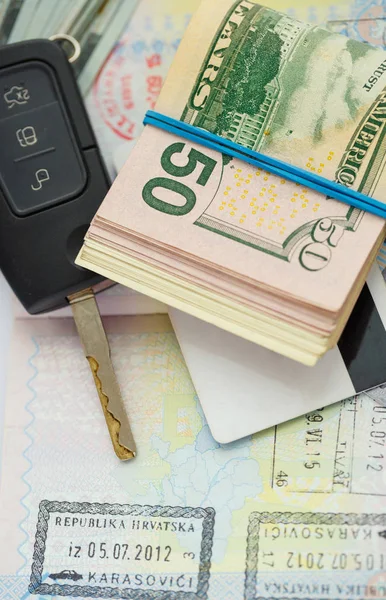 Американские деньги, кредитные карты и ключи от автомобиля лежат на вершине — стоковое фото