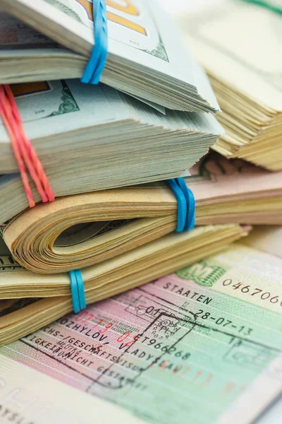 Американські гроші перебуває на вершині відкрилося паспорт — стокове фото