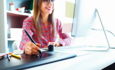 Grafik tasarımcı bir şey iş yerinde grafik tablet çizim