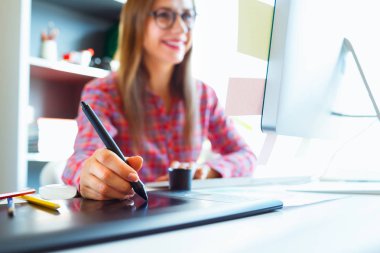 Grafik tasarımcı bir şey iş yerinde grafik tablet çizim