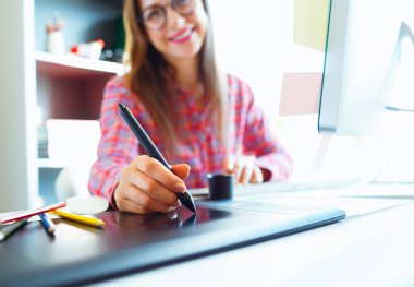 Grafik tasarımcı bir şey iş yerinde grafik tablet çizim