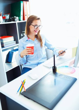 Ev ofis - modern iş co çalışan grafik tasarımcı