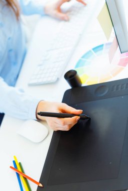 Grafik tasarımcı bir şey evde grafik tablet çizim