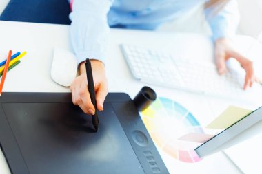 Grafik tasarımcı bir şey evde grafik tablet çizim