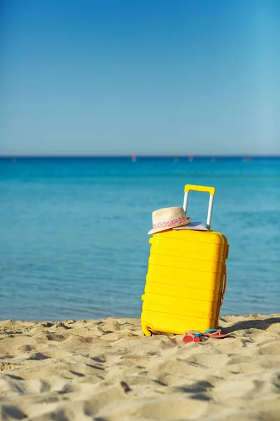 Seyahat tatil tatil bavulu harita, hasır şapka ve plaj s — Stok fotoğraf