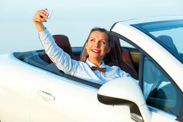 Junge Frau macht Selbstporträt im Cabriolet — Stockfoto