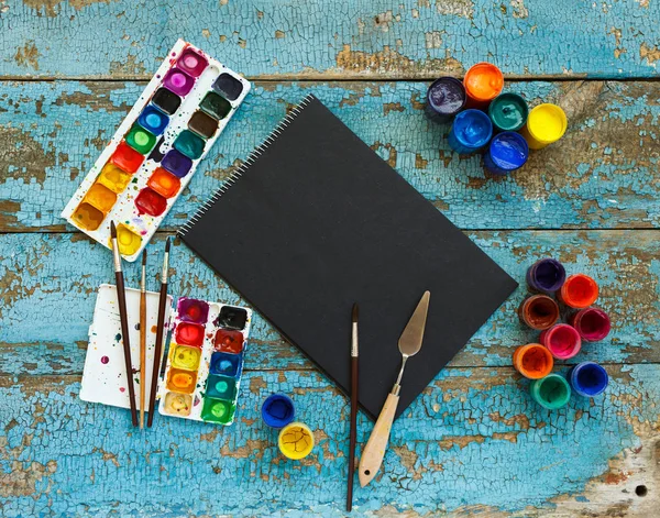 Conjunto de pintura: pinceles, pinturas, lápices de colores, acuarela, papel negro — Foto de Stock