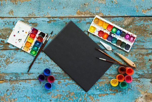 Painting set: brushes, paints, crayons, watercolor, black paper — Stock Photo, Image