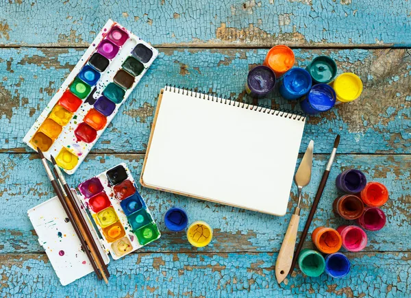 Painting set: brushes, paints, crayons, watercolor, white paper — Stock Photo, Image