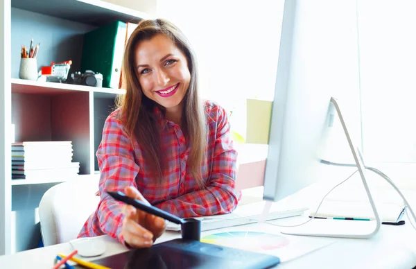 Grafisk formgivare rita något på ritplatta på arbetet — Stockfoto