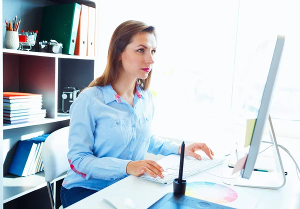 Trabajador de medios de comunicación trabajando en el hogar — Foto de Stock