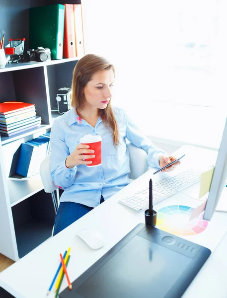 Desainer grafis yang bekerja di kantor rumah bisnis modern co — Stok Foto