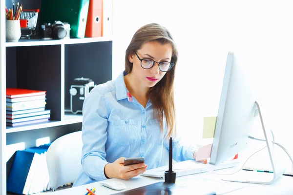 Operatore dei media che lavora presso l'ufficio centrale — Foto Stock