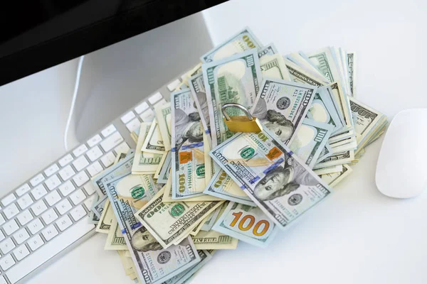 Säkerhetslås på dollarsedlar med vit dator tangentbord — Stockfoto