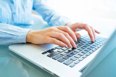 Klavyede yazarak işçisi kadın ofis