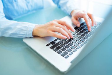 Klavyede yazarak işçisi kadın ofis