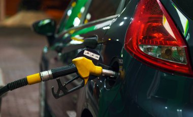 Bir benzin istasyonunda kış geceleri yakıt ikmali araba