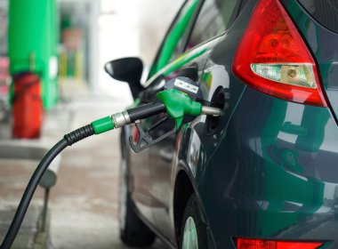 Bir benzin istasyonunda kışın yakıt ikmali araba