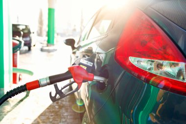 Bir benzin istasyonunda kışın yakıt ikmali araba
