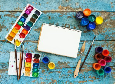 Küme resim: Fırçalar, boyalar, pastel boya, sulu boya, beyaz kağıt 