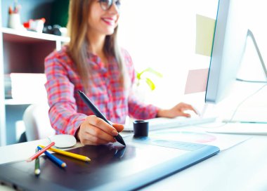 Bir şey üzerinde grafik tablet çizim grafik tasarımcı
