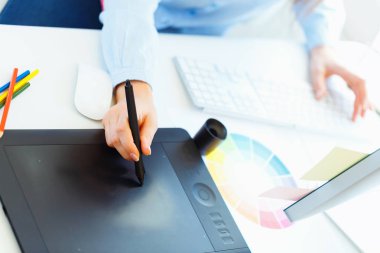 Bir şey üzerinde grafik tablet çizim grafik tasarımcı