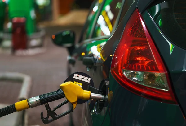 Auto tanken op een tankstation in de winter's nachts — Stockfoto