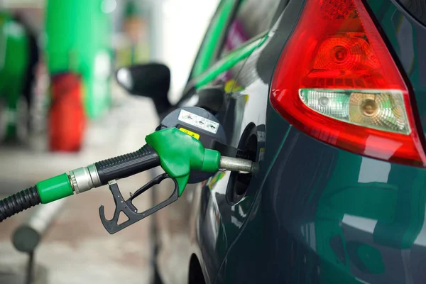 Rifornimento auto su un distributore di benzina in inverno — Foto Stock