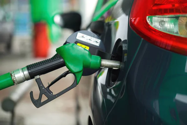 Auto tanken op een tankstation in de winter — Stockfoto