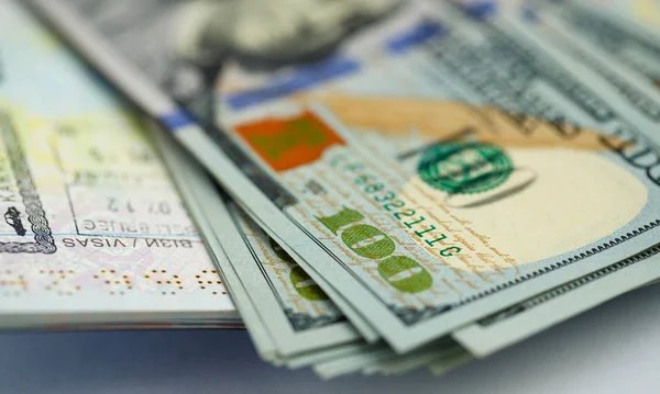 Dinheiro americano está no topo do passaporte aberto — Fotografia de Stock