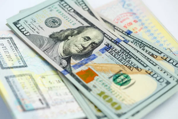 Amerikaans geld is op de bovenkant van het geopende paspoort — Stockfoto