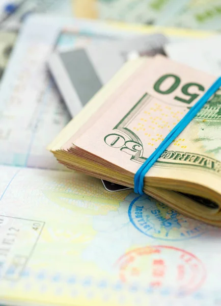 Amerikanisches Geld und Kreditkarten liegen oben auf dem geöffneten Pas — Stockfoto