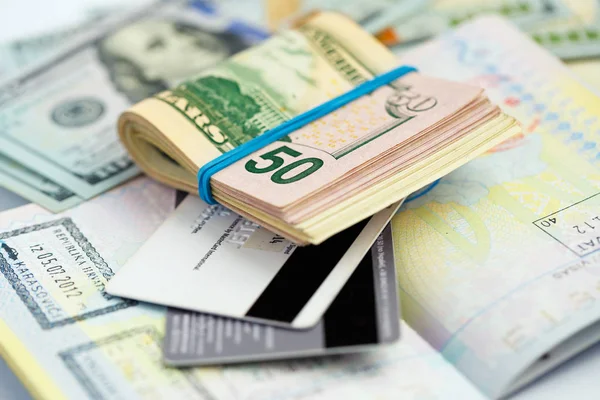Amerikanska pengar och kreditkort ligga på toppen av öppnade pas — Stockfoto
