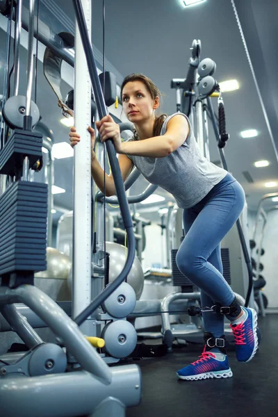 Жінка в тренажерному залі робить спортивні вправи — стокове фото