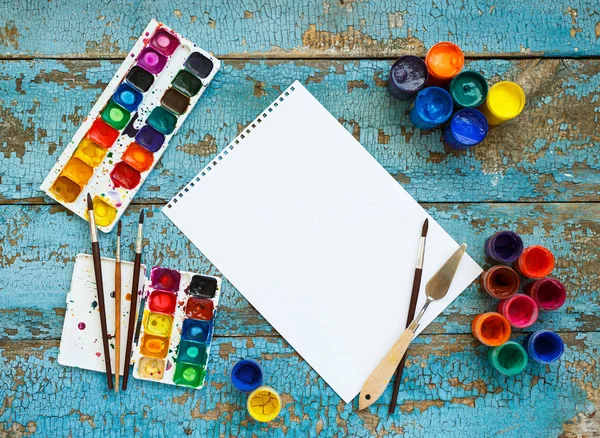 Zestaw do malowania: pędzle, farby, kredki, akwarela, papier biały — Zdjęcie stockowe