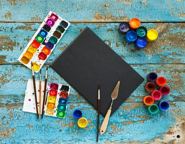 Conjunto de pintura: pinceles, pinturas, lápices de colores, acuarela, papel negro — Foto de Stock