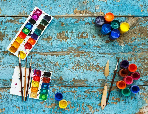 Schilderij van de set: penselen, verf, kleurpotloden, aquarel met copyspac — Stockfoto