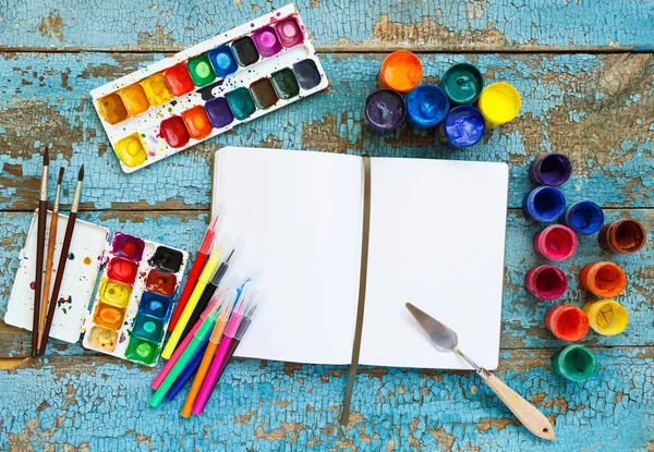 Painting set: brushes, paints, crayons, watercolor, white paper — Stock Photo, Image