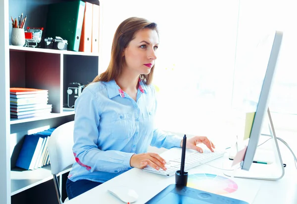 Vrij vrouwelijke media werknemer werkzaam bij het kantoor aan huis — Stockfoto
