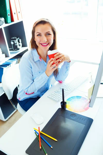 Krásný obchodní žena pracující v domácí kanceláři — Stock fotografie