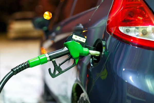 Auto tanken op een tankstation in de winter's nachts — Stockfoto