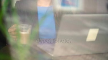 Bir kafede çalışan güzel genç kadın