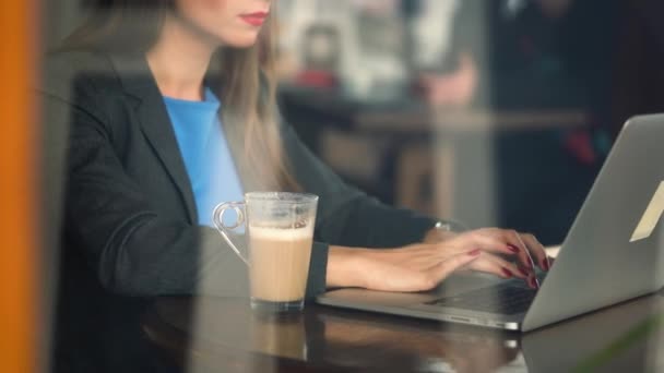 Mulher bonita trabalhando em um café — Vídeo de Stock