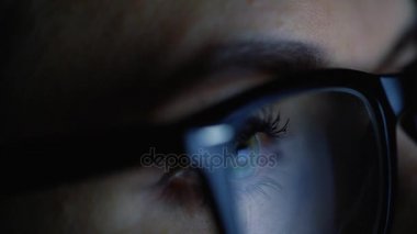 Monitörde seyir ve Internet'te sörf gözlüklü kadın