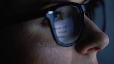 Monitörde seyir ve Internet'te sörf gözlüklü kadın