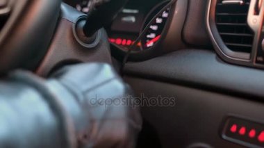 El bir araba motoru kontak anahtarı ile başlayan