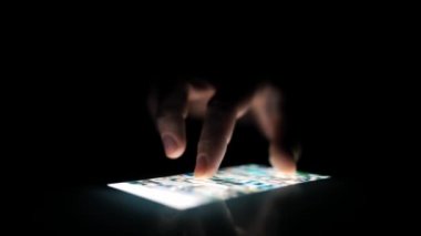 Smartphone uygulaması kullanan adam. Yeni nesil İnternet